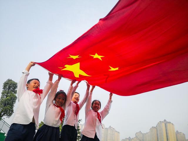 中国人更加民族自信翻译